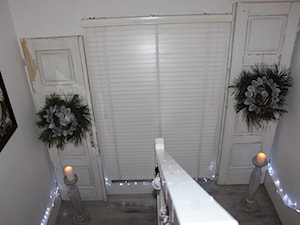 Szare drewniane schody i białe ściany ze sztukaterią. - zdjęcie od Fajne Wnętrze