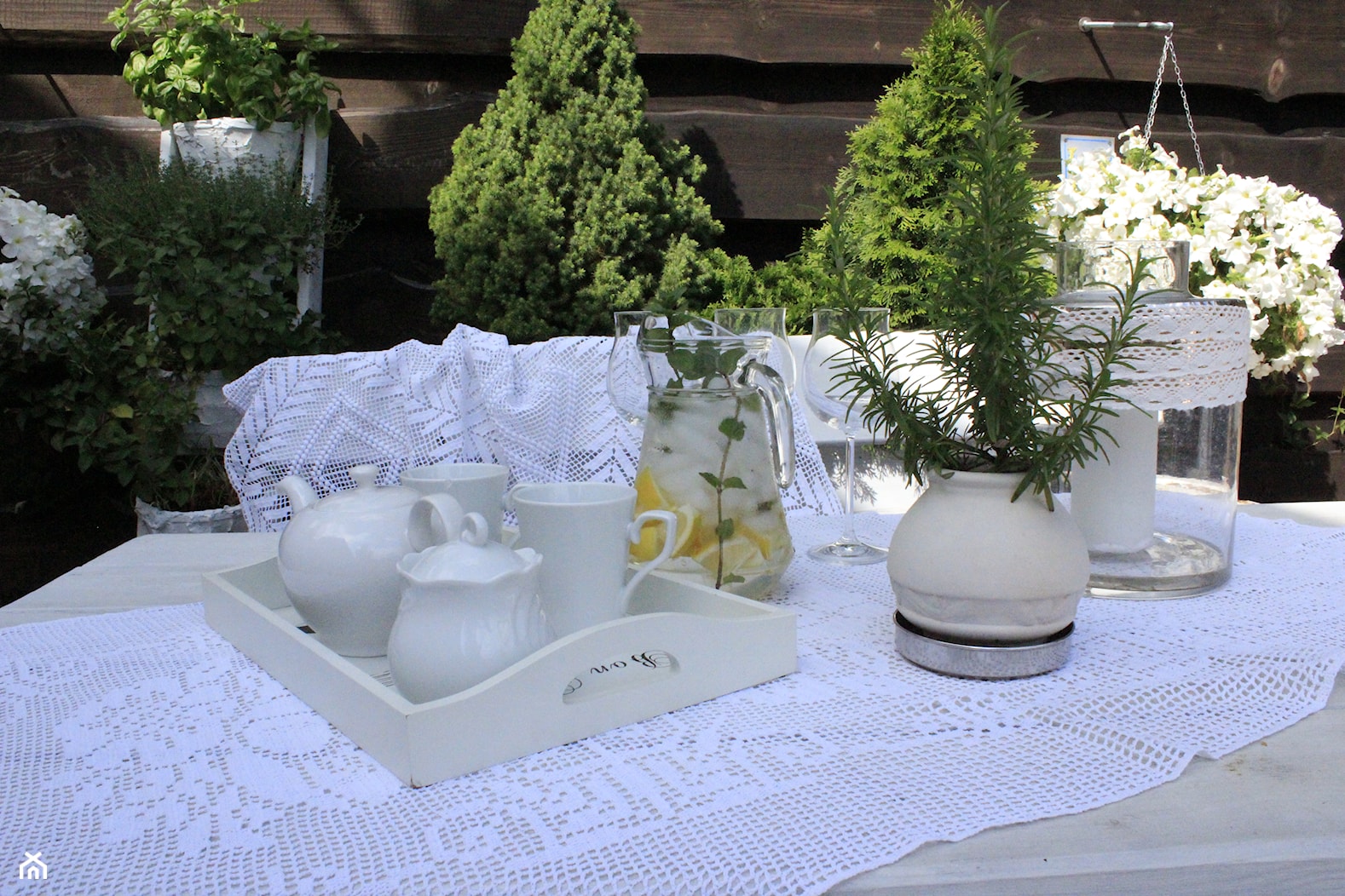 Lato na biały tarasie - zdjęcie od Fajne Wnętrze - Homebook