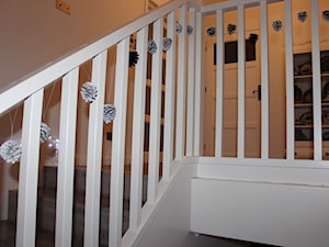 Szare drewniane schody i białe ściany ze sztukaterią. - zdjęcie od Fajne Wnętrze