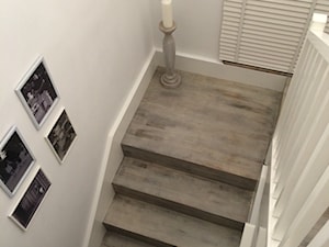 Klatka schodowa z szarymi schodami