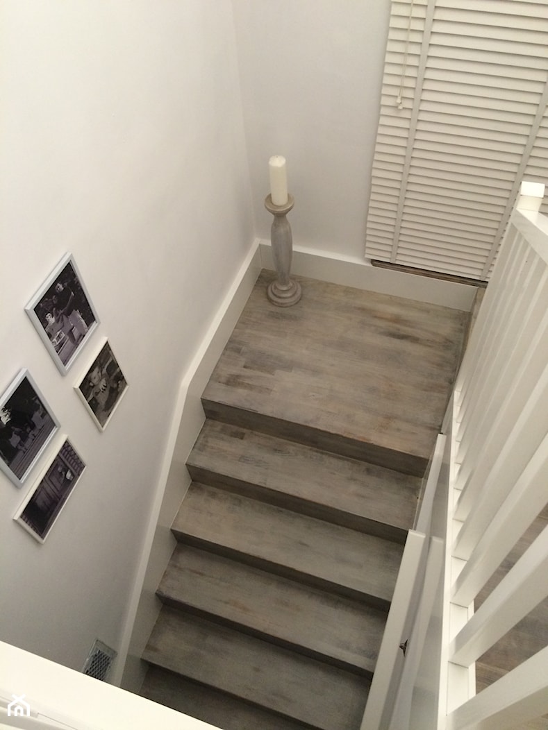Szare drewniane schody i białe ściany ze sztukaterią. - zdjęcie od Fajne Wnętrze - Homebook