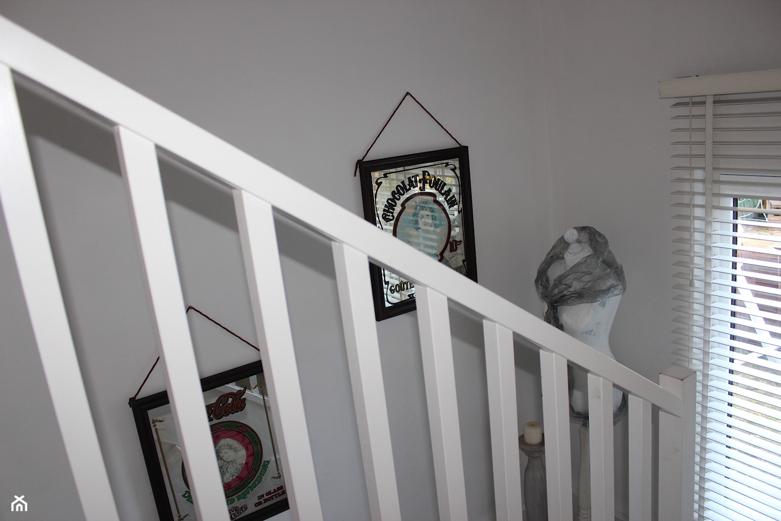 Szare drewniane schody i białe ściany ze sztukaterią. - zdjęcie od Fajne Wnętrze - Homebook