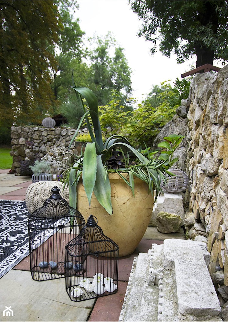 Artystyczne Podwórko - Średni z kamienną nawierzchnią ogród za domem, styl prowansalski - zdjęcie od Marta M - Homebook