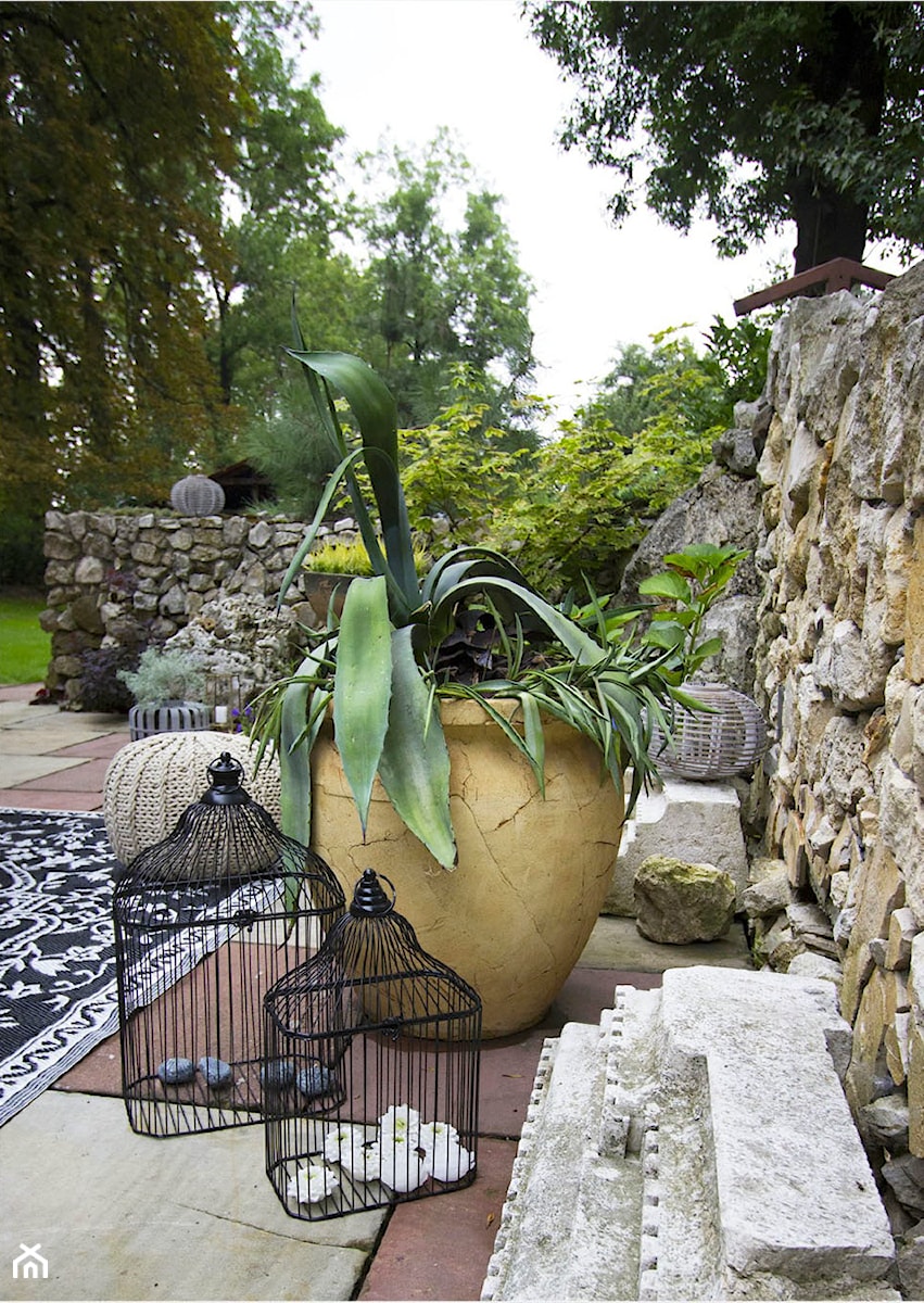 Artystyczne Podwórko - Średni z kamienną nawierzchnią ogród za domem, styl prowansalski - zdjęcie od Marta M