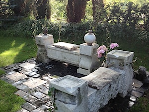 Artystyczne Podwórko - Średni z kamienną nawierzchnią z lampami stojącymi ogród za domem, styl tradycyjny - zdjęcie od Marta M