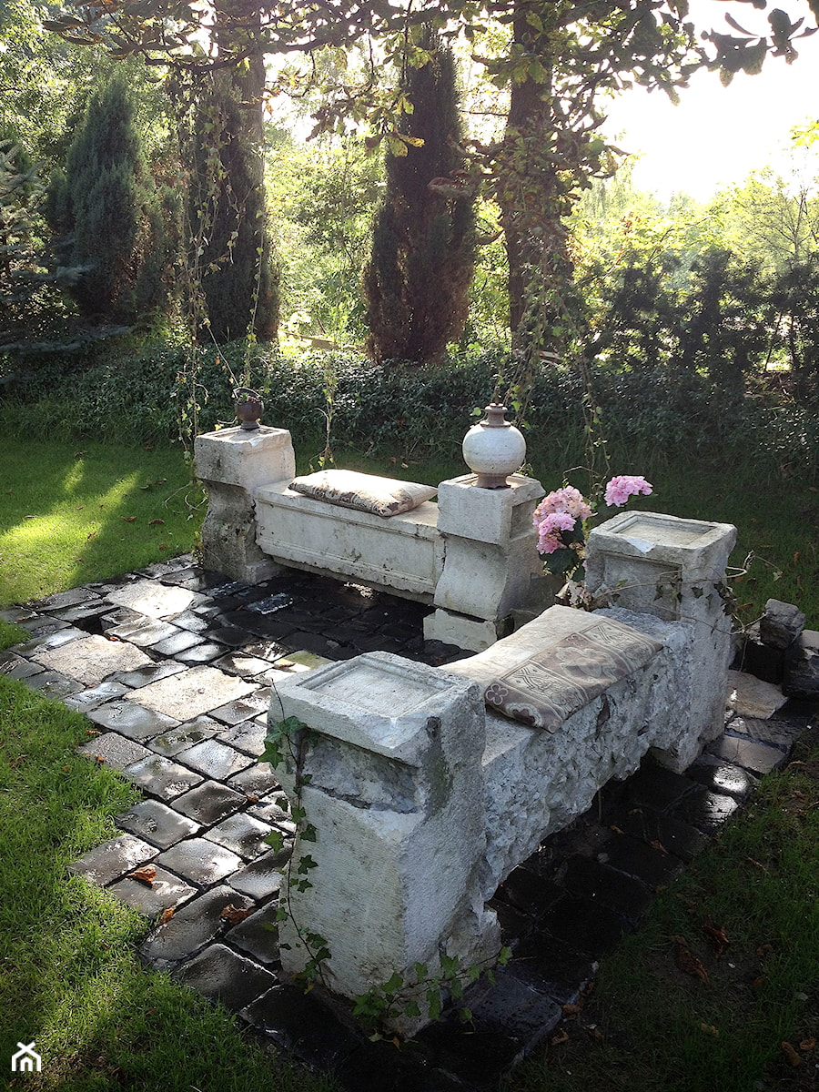 Artystyczne Podwórko - Średni z kamienną nawierzchnią z lampami stojącymi ogród za domem, styl tradycyjny - zdjęcie od Marta M