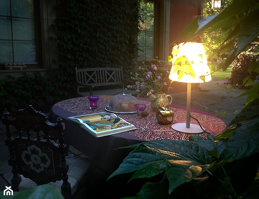 Artystyczne Podwórko - Średni z lampami stojącymi ogród przed domem, styl prowansalski - zdjęcie od Marta M