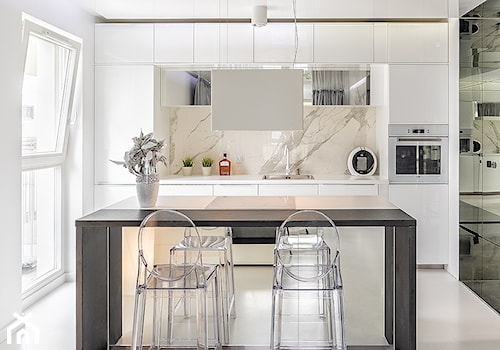 Mirror Apartment - Średnia otwarta z kamiennym blatem biała z zabudowaną lodówką z podblatowym zlewozmywakiem kuchnia jednorzędowa z oknem z marmurem nad blatem kuchennym - zdjęcie od Lasak Projektowanie