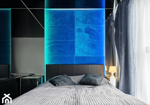 Mirror Apartment - Mała czarna szara sypialnia - zdjęcie od Lasak Projektowanie