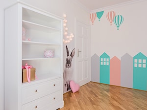 Średni biały pokój dziecka dla niemowlaka dla dziecka dla chłopca dla dziewczynki, styl skandynawski - zdjęcie od Kameleon - Kreatywne Studio Projektowania Wnętrz