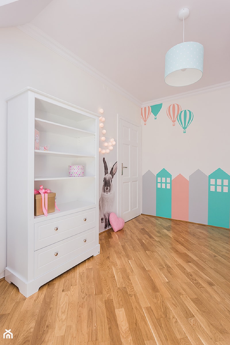 Średni biały pokój dziecka dla niemowlaka dla dziecka dla chłopca dla dziewczynki, styl skandynawski - zdjęcie od Kameleon - Kreatywne Studio Projektowania Wnętrz