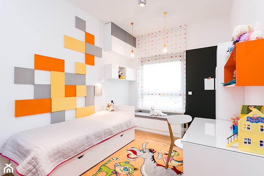 Mały biały z panelami tapicerowanymi pokój dziecka dla dziecka dla chłopca dla dziewczynki, styl nowoczesny - zdjęcie od Kameleon - Kreatywne Studio Projektowania Wnętrz
