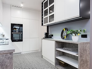Mieszkanie Praga Południe - Średnia otwarta z salonem z kamiennym blatem biała szara z zabudowaną lodówką kuchnia w kształcie litery l dwurzędowa, styl nowoczesny - zdjęcie od Kameleon - Kreatywne Studio Projektowania Wnętrz