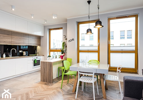 mieszkanie, Warszawa, Włochy - Średnia otwarta z salonem biała czarna szara z zabudowaną lodówką z podblatowym zlewozmywakiem kuchnia jednorzędowa z wyspą lub półwyspem, styl nowoczesny - zdjęcie od Kameleon - Kreatywne Studio Projektowania Wnętrz