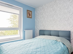 Mieszkanie Warszawa Wola 2 - Mała biała niebieska sypialnia, styl nowoczesny - zdjęcie od Kameleon - Kreatywne Studio Projektowania Wnętrz