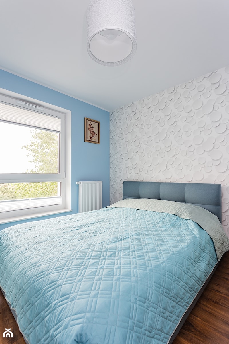 Mieszkanie Warszawa Wola 2 - Mała biała niebieska sypialnia, styl nowoczesny - zdjęcie od Kameleon - Kreatywne Studio Projektowania Wnętrz