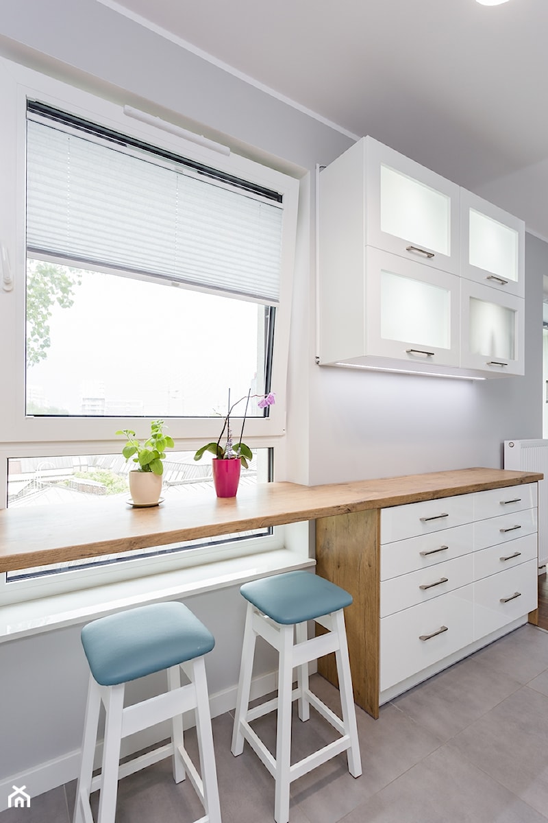 Mieszkanie Warszawa Wola 2 - Mała otwarta biała kuchnia jednorzędowa z oknem, styl nowoczesny - zdjęcie od Kameleon - Kreatywne Studio Projektowania Wnętrz