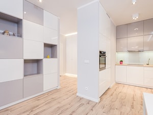 mieszkanie Warszawa, Mokotów - Mała otwarta z salonem biała z zabudowaną lodówką kuchnia w kształcie litery l, styl nowoczesny - zdjęcie od Kameleon - Kreatywne Studio Projektowania Wnętrz