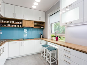 Mieszkanie Warszawa Wola 2 - Średnia zamknięta biała niebieska z zabudowaną lodówką z nablatowym zlewozmywakiem kuchnia w kształcie litery u z oknem, styl nowoczesny - zdjęcie od Kameleon - Kreatywne Studio Projektowania Wnętrz