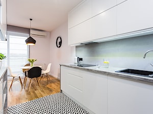 Mieszkanie Praga Południe - Mała otwarta z salonem z kamiennym blatem szara z zabudowaną lodówką z nablatowym zlewozmywakiem kuchnia dwurzędowa, styl nowoczesny - zdjęcie od Kameleon - Kreatywne Studio Projektowania Wnętrz