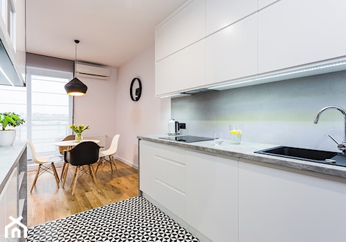 Mieszkanie Praga Południe - Mała otwarta z salonem z kamiennym blatem szara z zabudowaną lodówką z nablatowym zlewozmywakiem kuchnia dwurzędowa, styl nowoczesny - zdjęcie od Kameleon - Kreatywne Studio Projektowania Wnętrz