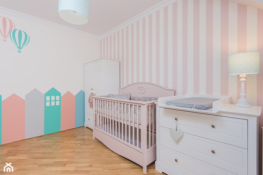 Średni biały różowy pokój dziecka dla niemowlaka dla dziewczynki, styl skandynawski - zdjęcie od Kameleon - Kreatywne Studio Projektowania Wnętrz