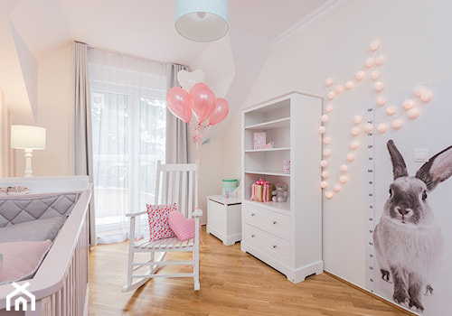 Średni biały pokój dziecka dla niemowlaka dla dziewczynki, styl skandynawski - zdjęcie od Kameleon - Kreatywne Studio Projektowania Wnętrz