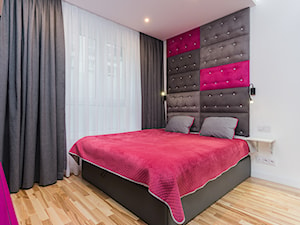 mieszkanie Ochota, Warszawa - Średnia biała z panelami tapicerowanymi sypialnia, styl nowoczesny - zdjęcie od Kameleon - Kreatywne Studio Projektowania Wnętrz