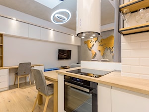 Kuchnia połączona z salonem - przegląd inspiracji - Mała otwarta z salonem biała szara z zabudowaną lodówką kuchnia jednorzędowa, styl nowoczesny - zdjęcie od Kameleon - Kreatywne Studio Projektowania Wnętrz
