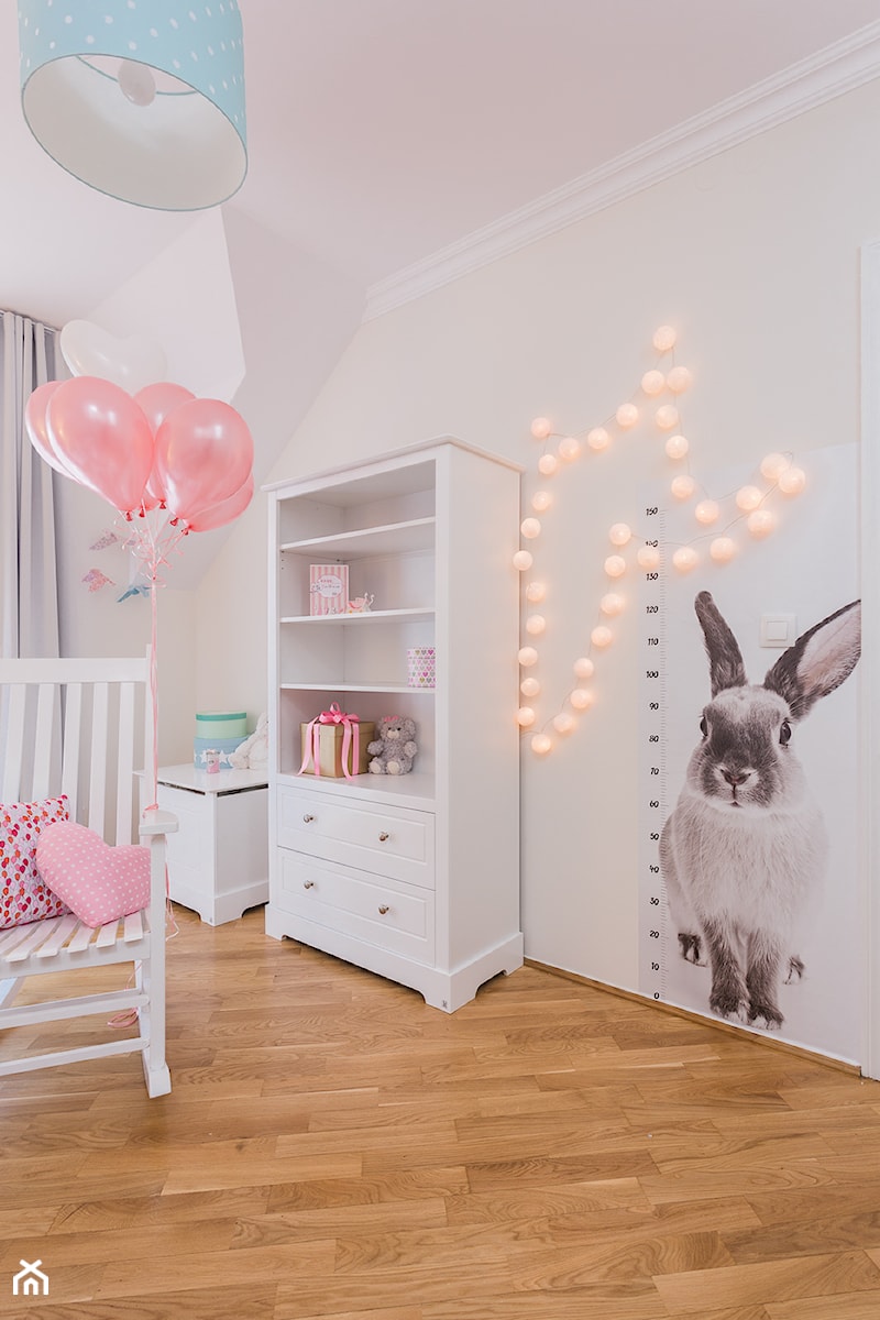 Średni beżowy różowy pokój dziecka dla dziecka dla nastolatka dla dziewczynki, styl skandynawski - zdjęcie od Kameleon - Kreatywne Studio Projektowania Wnętrz