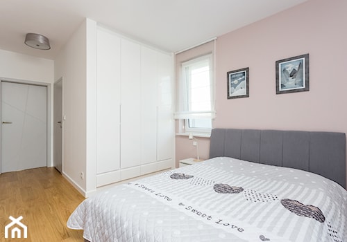 Mieszkanie Praga, Warszawa - Średnia beżowa biała sypialnia, styl nowoczesny - zdjęcie od Kameleon - Kreatywne Studio Projektowania Wnętrz