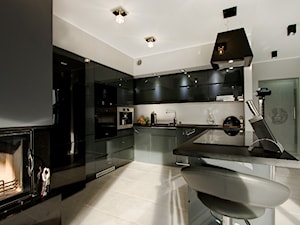 Elegancki apartament - kuchnia w szarościach - zdjęcie od Kameleon - Kreatywne Studio Projektowania Wnętrz