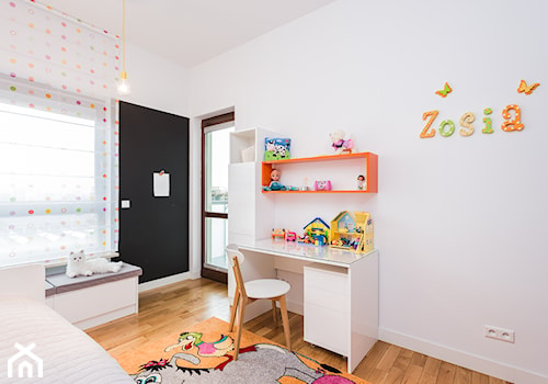 Średni biały pokój dziecka dla dziecka dla dziewczynki, styl nowoczesny - zdjęcie od Kameleon - Kreatywne Studio Projektowania Wnętrz