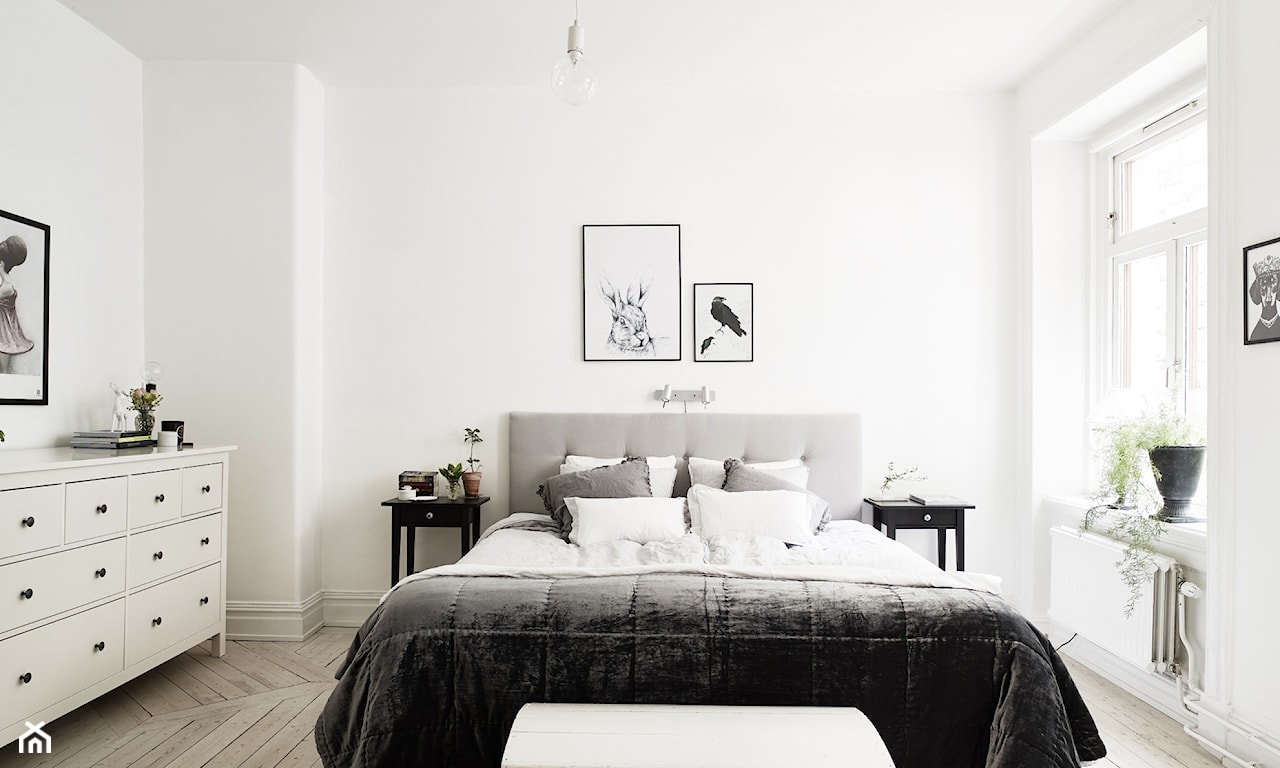 sypialnia w stylu skandynawskim, feng shui w sypialni, drewniana podłoga, biała komoda, szara narzuta