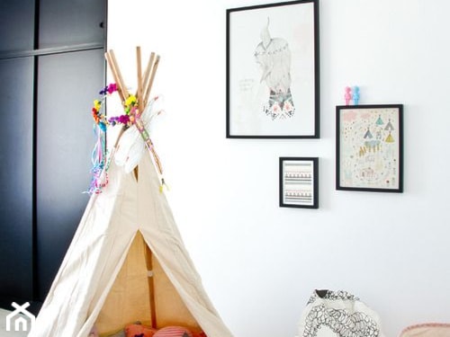 beżowy namiot tipi w pokoju dziecka, białe ściany, czarne meble