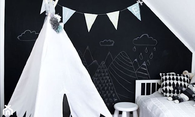 czarna farba tablicowa na ścianie, pokój dziecka na poddaszu, biały taboret, biało-czarny namiot tipi