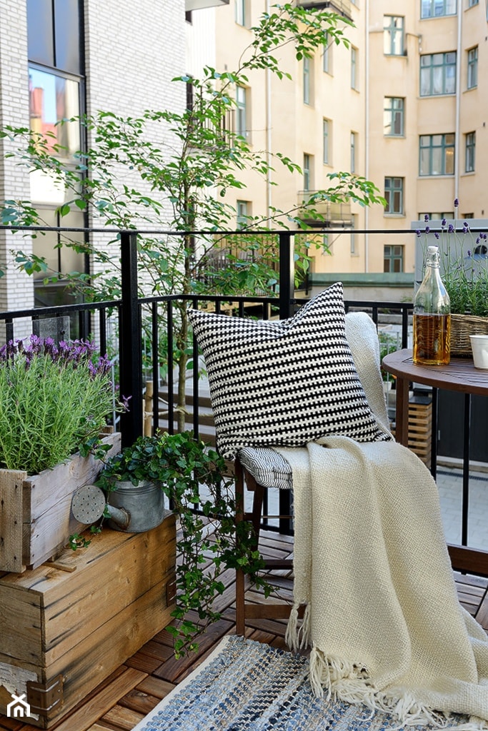 Jak urządzić balkon? - ciekawe pomysły na aranżację przestrzeni balkonowych - Mały z donicami na kwi ... - zdjęcie od MartaWieclawDesign - Homebook