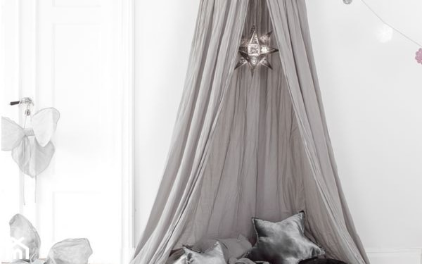 szary namiot w pokoju dziecka, srebrne poduszki gwiazdki, szara narzuta, białe cotton balls