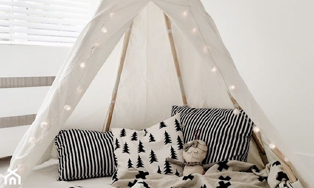 biały namiot tipi w pokoju dziecka