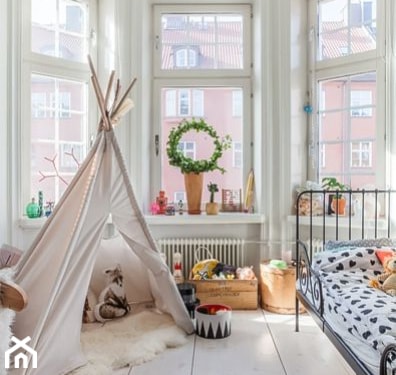 metalowa rama łóżka w pokoju dziecka, biały namiot tipi, pościel w serduszka