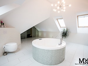 Dom w Mokronosie - Duża na poddaszu łazienka z oknem, styl nowoczesny - zdjęcie od BlueCat Studio