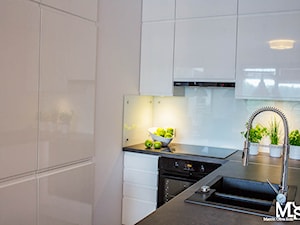 Mieszkanie Ogrody Hallera Wrocław - Mała biała z zabudowaną lodówką z podblatowym zlewozmywakiem kuchnia w kształcie litery u, styl industrialny - zdjęcie od BlueCat Studio