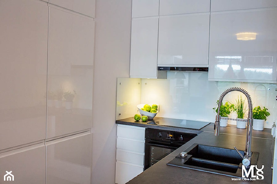 Mieszkanie Ogrody Hallera Wrocław - Mała biała z zabudowaną lodówką z podblatowym zlewozmywakiem kuchnia w kształcie litery u, styl industrialny - zdjęcie od BlueCat Studio