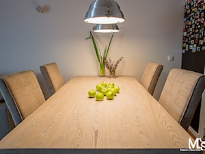 Mieszkanie Ogrody Hallera Wrocław - Mała szara jadalnia w kuchni, styl industrialny - zdjęcie od BlueCat Studio