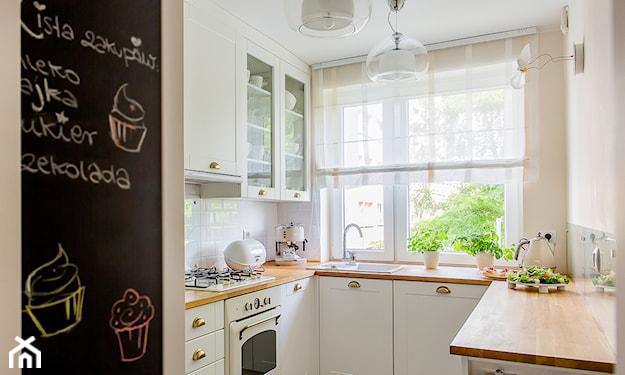 białe meble kuchenne z drewnianym batem, tablica w kuchni, mała kuchnia, kuchnia w stylu skandynawskim