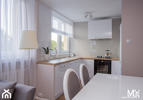 Mieszkanie ul. Śliczna Wrocław - Średnia otwarta z salonem biała szara z zabudowaną lodówką z nablatowym zlewozmywakiem kuchnia w kształcie litery u z oknem, styl glamour - zdjęcie od BlueCat Studio