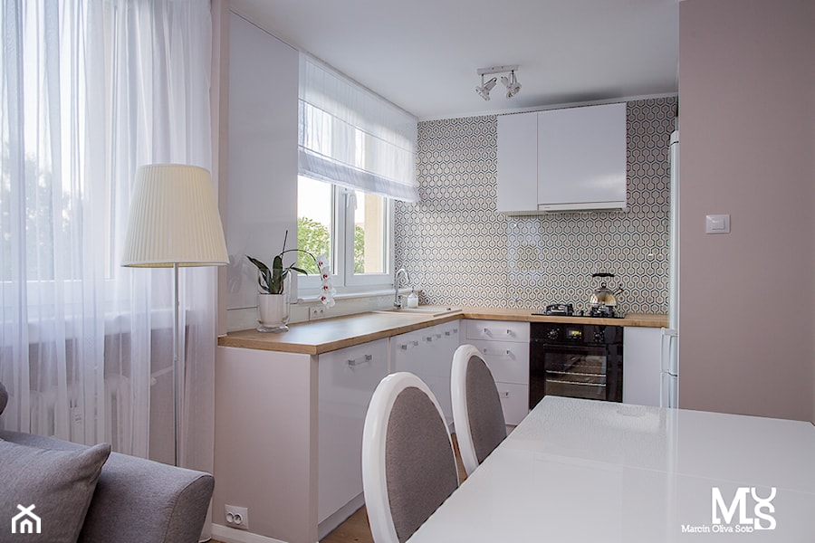Mieszkanie ul. Śliczna Wrocław - Średnia otwarta z salonem biała szara z zabudowaną lodówką z nablatowym zlewozmywakiem kuchnia w kształcie litery u z oknem, styl glamour - zdjęcie od BlueCat Studio