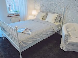 Metamorfoza sypialni - Mała biała sypialnia - zdjęcie od BlueCat Studio