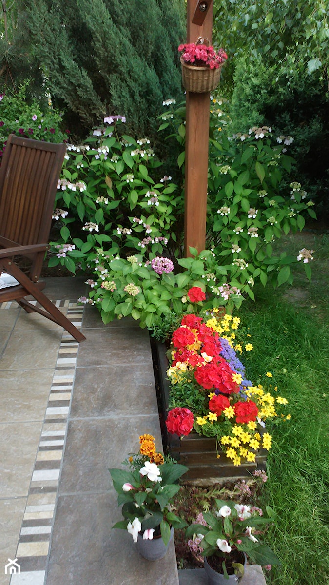 Kwiecisty taras - Średni z donicami na kwiaty taras, styl tradycyjny - zdjęcie od urszulemanska