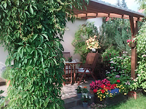 Kwiecisty taras - Średni z donicami na kwiaty taras z tyłu domu, styl tradycyjny - zdjęcie od urszulemanska